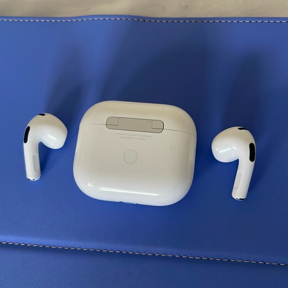 Apple EarPods work great no scratch very clean.